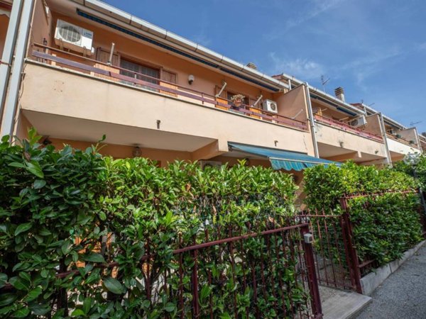 casa indipendente in vendita a Fonte Nuova in zona Torre Lupara