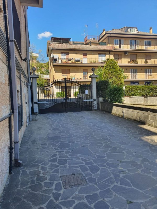 locale di sgombero in vendita a Fonte Nuova in zona Santa Lucia