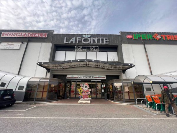 negozio in vendita a Fonte Nuova in zona Santa Lucia