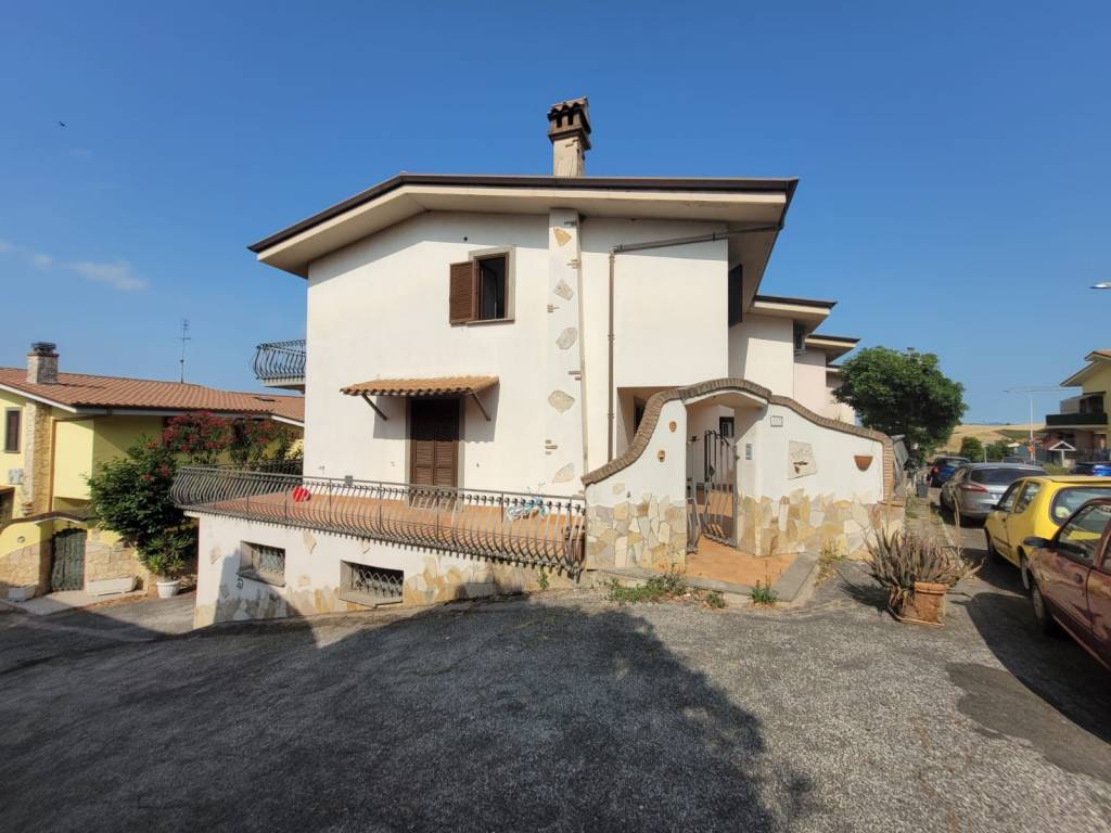 casa indipendente in vendita a Fonte Nuova in zona Torre Lupara