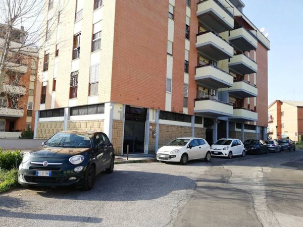 locale commerciale in vendita a Fonte Nuova