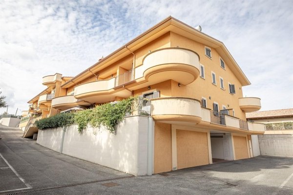 appartamento in vendita a Fonte Nuova in zona Santa Lucia