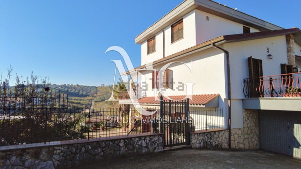 casa indipendente in vendita a Fonte Nuova in zona Santa Lucia