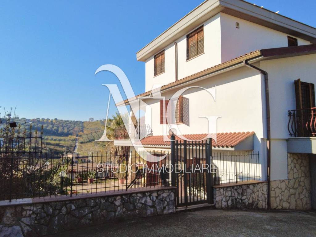 casa indipendente in vendita a Fonte Nuova in zona Santa Lucia