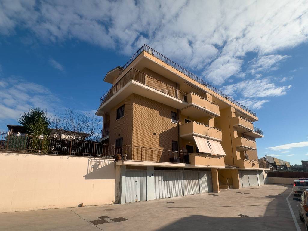 appartamento in vendita a Fonte Nuova in zona Santa Lucia