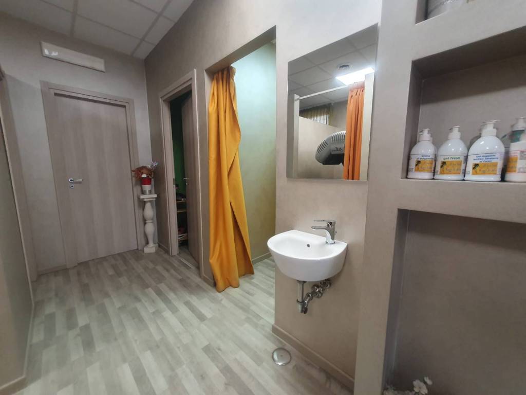 negozio in vendita a Fonte Nuova in zona Torre Lupara