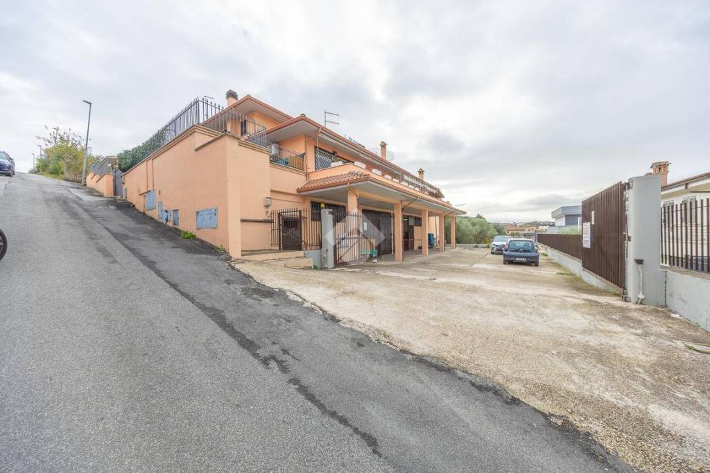 negozio in vendita a Fonte Nuova in zona Santa Lucia