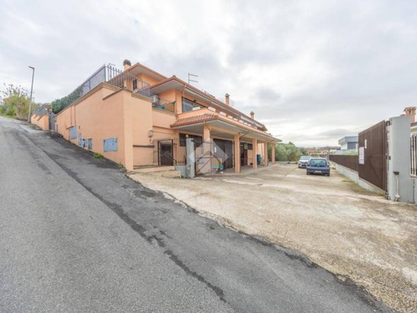 negozio in vendita a Fonte Nuova in zona Santa Lucia