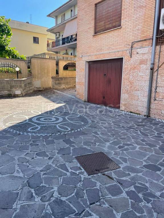 locale di sgombero in vendita a Fonte Nuova in zona Santa Lucia