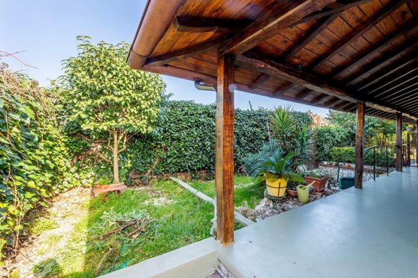 casa indipendente in vendita a Fonte Nuova in zona Santa Lucia