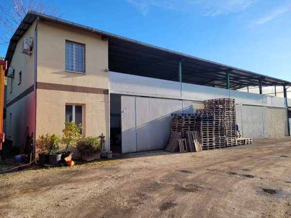 locale commerciale in vendita a Fonte Nuova