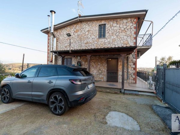 appartamento in vendita a Fonte Nuova in zona Santa Lucia