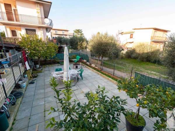 appartamento in vendita a Fonte Nuova in zona Santa Lucia