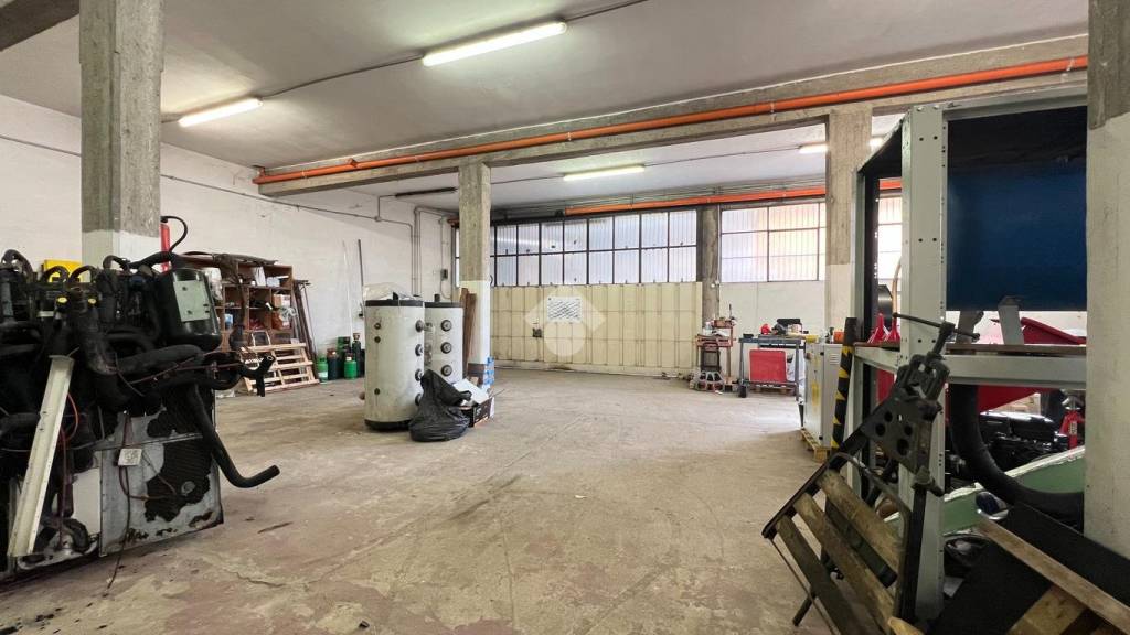 locale commerciale in vendita a Fonte Nuova in zona Torre Lupara