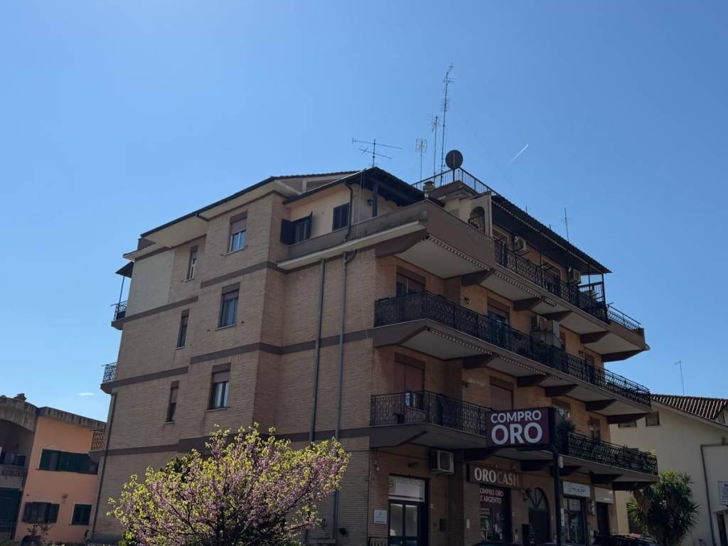 appartamento in vendita a Fonte Nuova in zona Santa Lucia