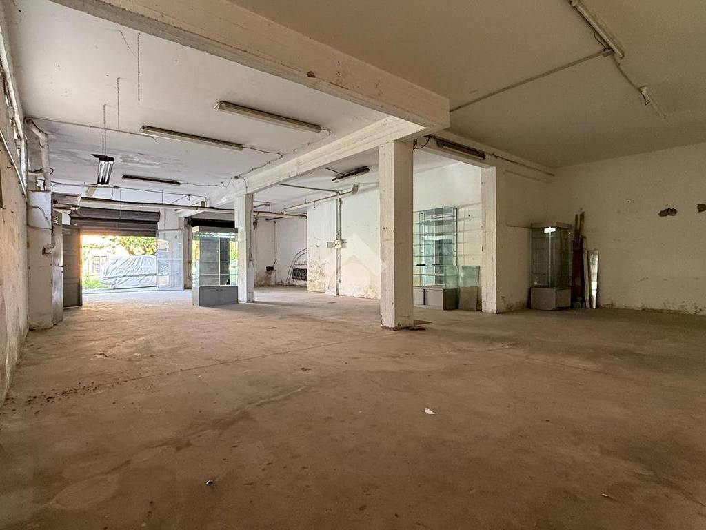 locale di sgombero in vendita a Fonte Nuova in zona Torre Lupara