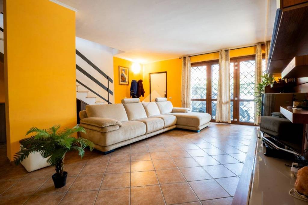 casa indipendente in vendita a Fonte Nuova in zona Torre Lupara