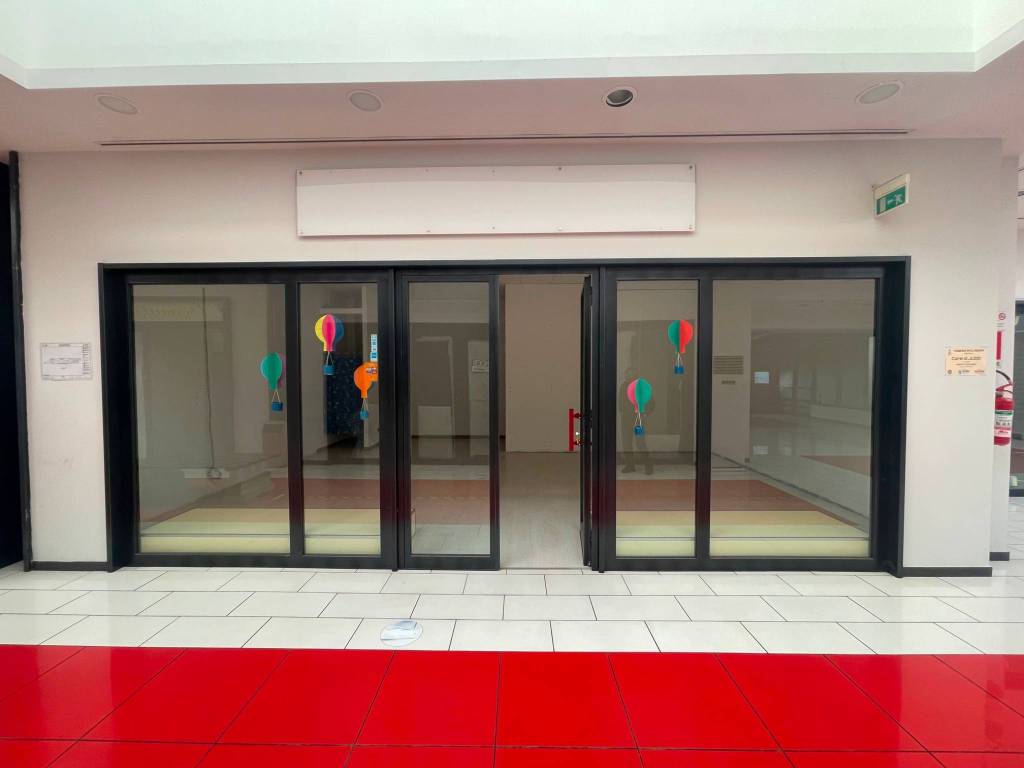 negozio in vendita a Fonte Nuova in zona Santa Lucia