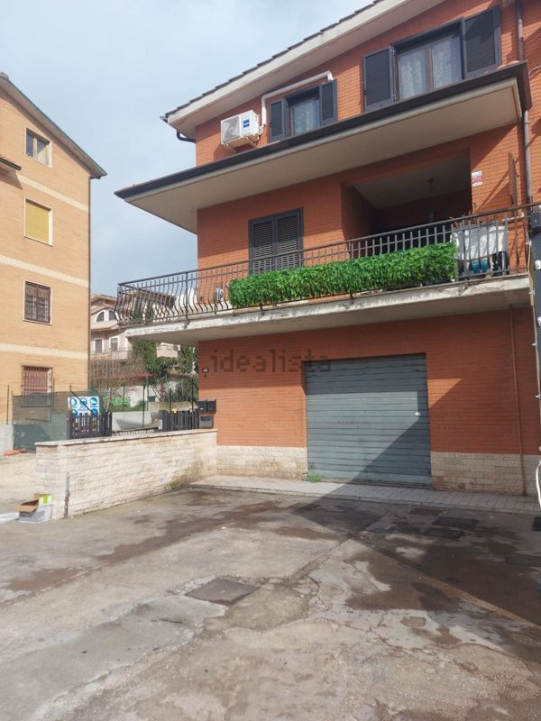 locale commerciale in vendita a Fonte Nuova in zona Santa Lucia