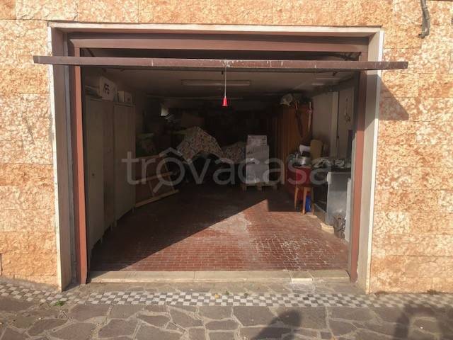 locale di sgombero in vendita a Fonte Nuova in zona Santa Lucia