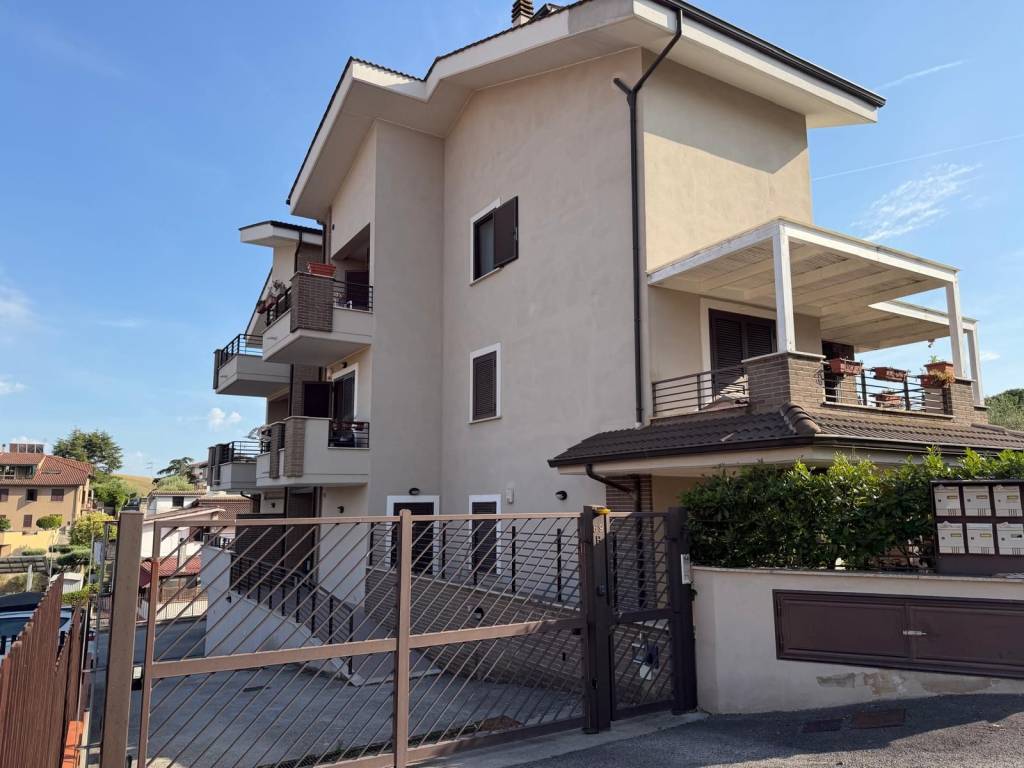 appartamento in vendita a Fonte Nuova in zona Santa Lucia
