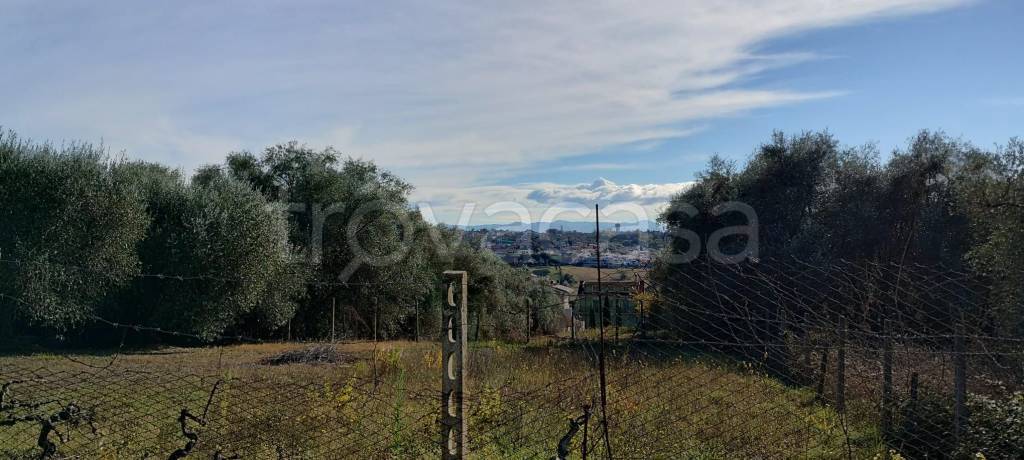 terreno edificabile in vendita a Fonte Nuova in zona Santa Lucia