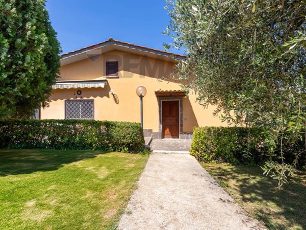 casa indipendente in vendita a Fonte Nuova in zona Quarto Conca