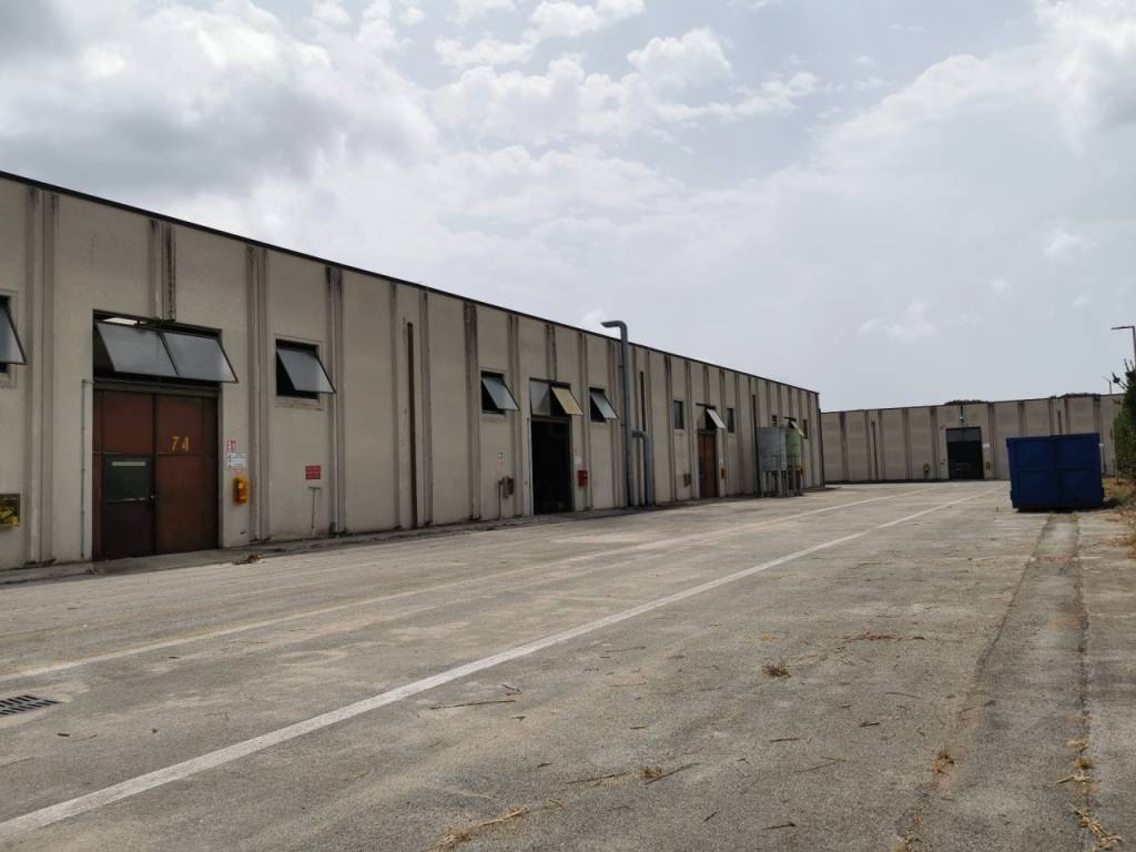 locale commerciale in vendita ad Aprilia in zona Riserva Nuova