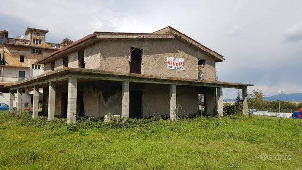 casa indipendente in vendita ad Aprilia in zona Campoverde