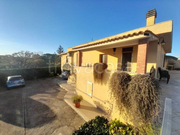 casa indipendente in vendita ad Aprilia in zona Fossignano