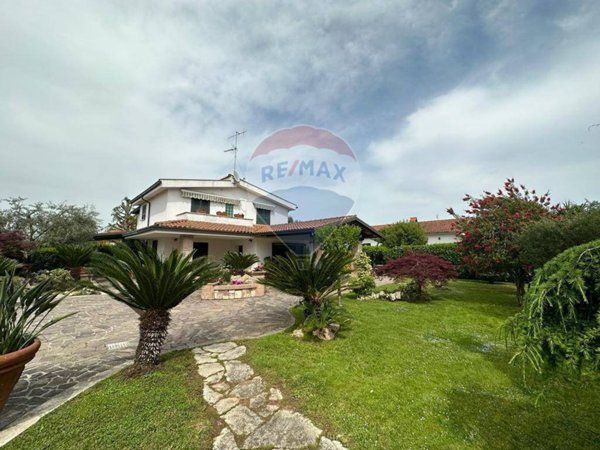 casa indipendente in vendita ad Aprilia in zona Campo di Carne