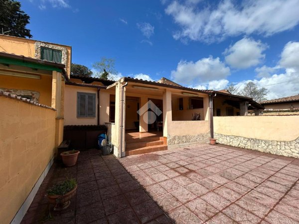 casa indipendente in vendita ad Aprilia in zona Campoleone