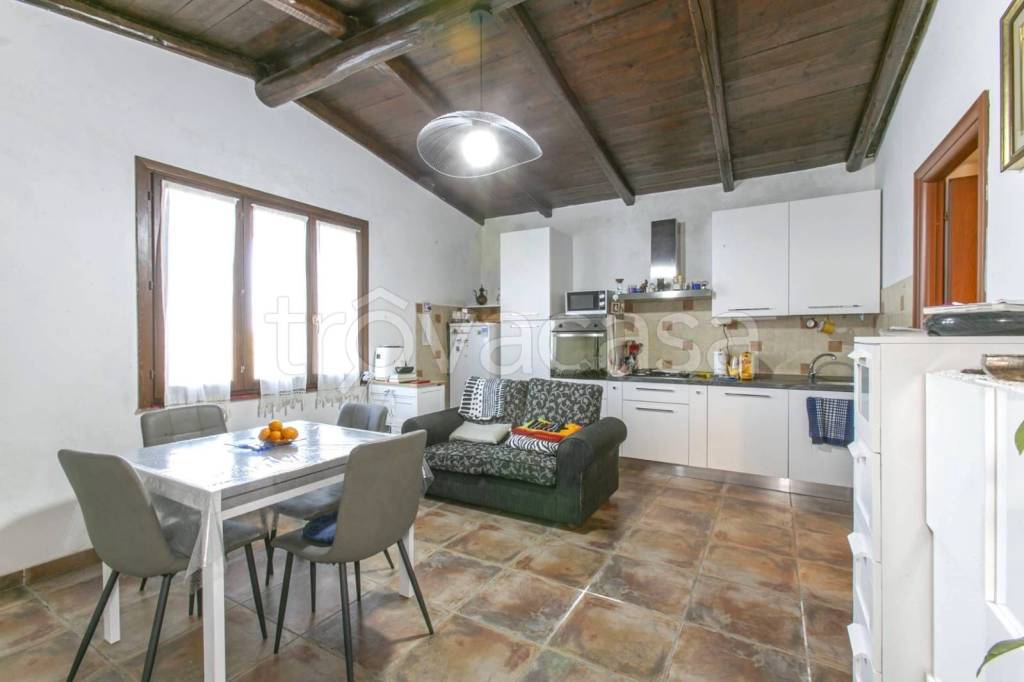 casa indipendente in vendita ad Aprilia in zona Fossignano