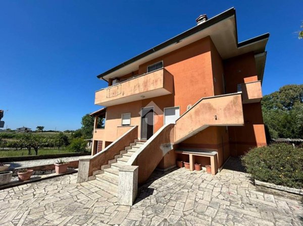 casa indipendente in vendita ad Aprilia in zona Fossignano