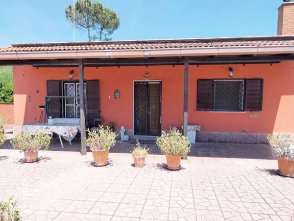 casa indipendente in vendita ad Aprilia in zona Fossignano