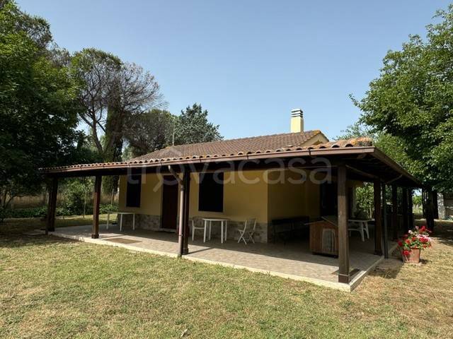 casa indipendente in vendita ad Aprilia in zona Campo di Carne