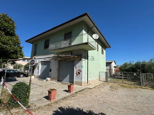 locale commerciale in vendita ad Aprilia in zona Campoverde