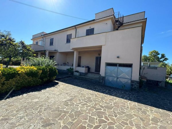 appartamento in vendita ad Aprilia in zona Fossignano