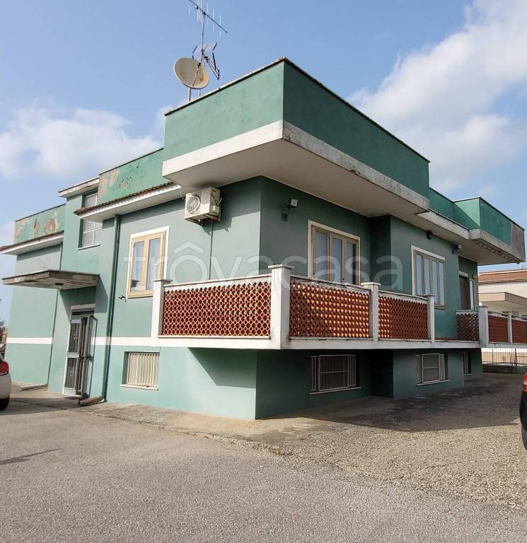 casa indipendente in vendita ad Aprilia in zona Fossignano