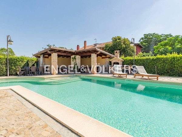 casa indipendente in vendita ad Aprilia in zona Campo di Carne