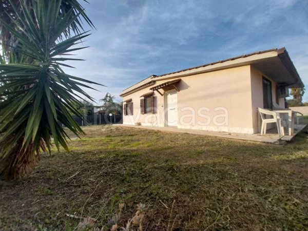 casa indipendente in vendita ad Aprilia in zona Fossignano