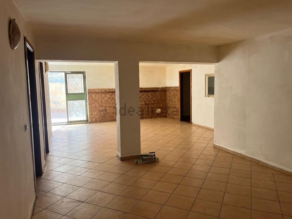 locale di sgombero in vendita ad Aprilia