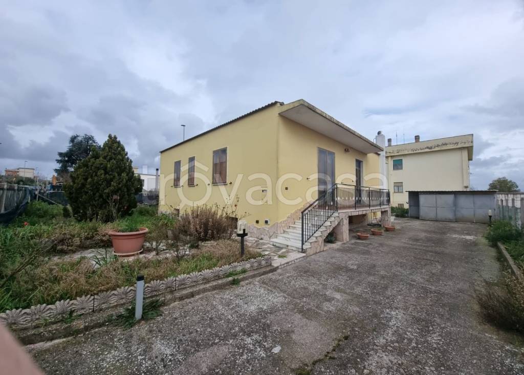 casa indipendente in vendita ad Aprilia in zona Fossignano