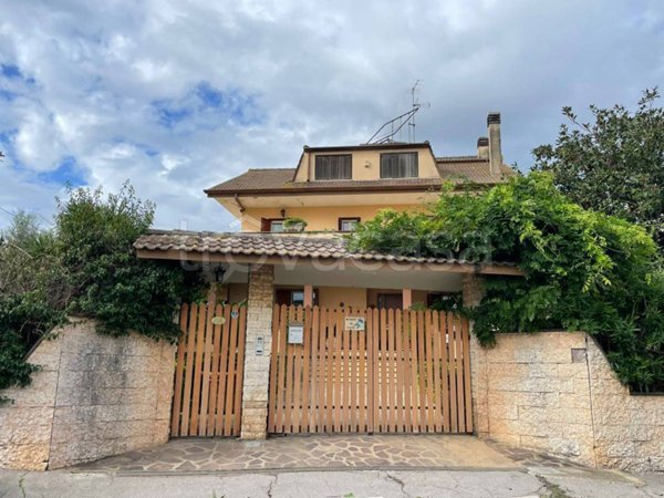 casa indipendente in vendita ad Aprilia in zona Fossignano