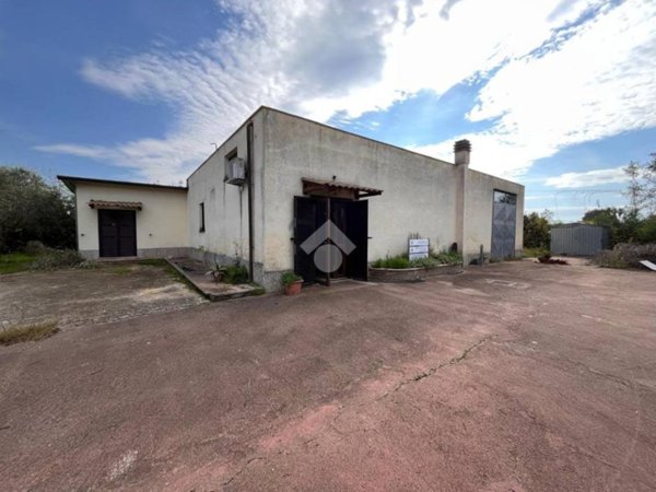 locale commerciale in vendita ad Aprilia in zona Campoverde