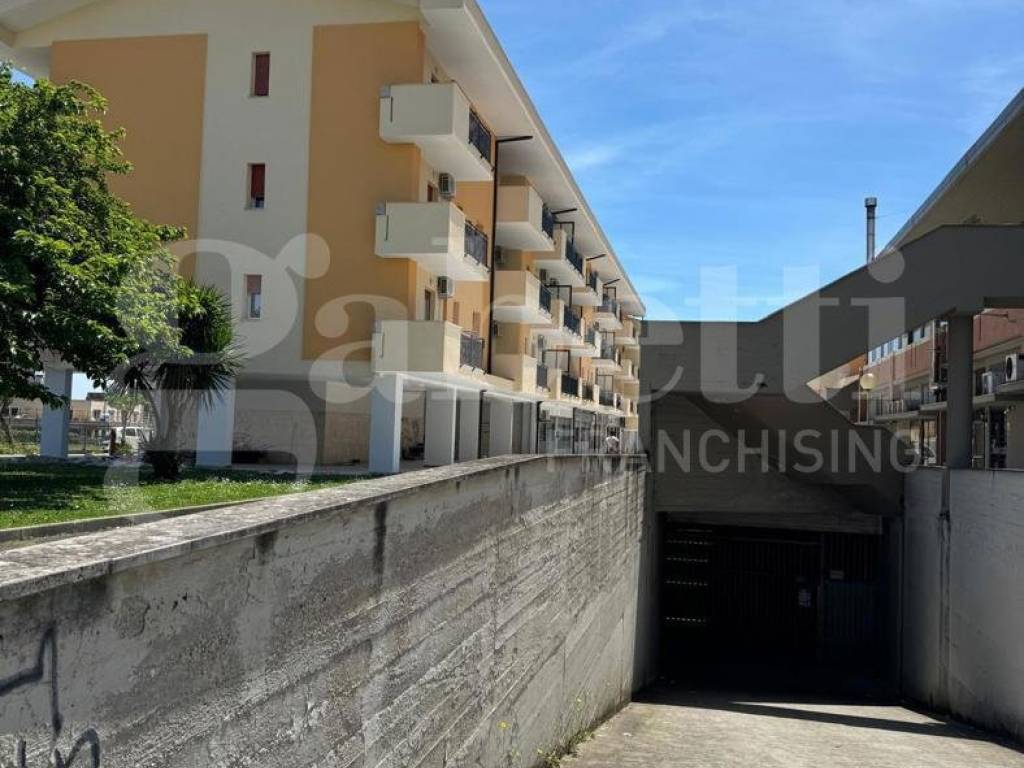 locale di sgombero in vendita ad Aprilia