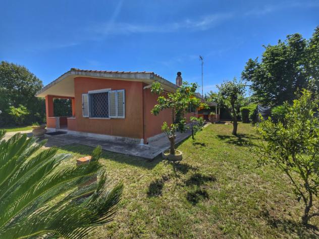 casa indipendente in vendita ad Aprilia in zona Cogna