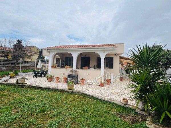 casa indipendente in vendita ad Aprilia in zona Cogna