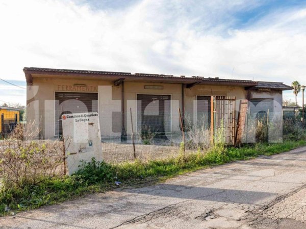 negozio in vendita ad Aprilia in zona Campo di Carne