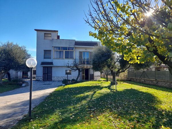 casa indipendente in vendita ad Aprilia in zona Genio Civile